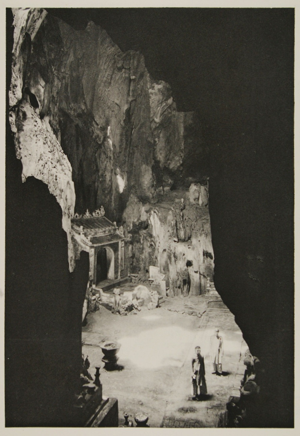 Bên trong động Huyền Không ở danh thắng Ngũ Hành Sơn, Đà Nẵng năm 1926.