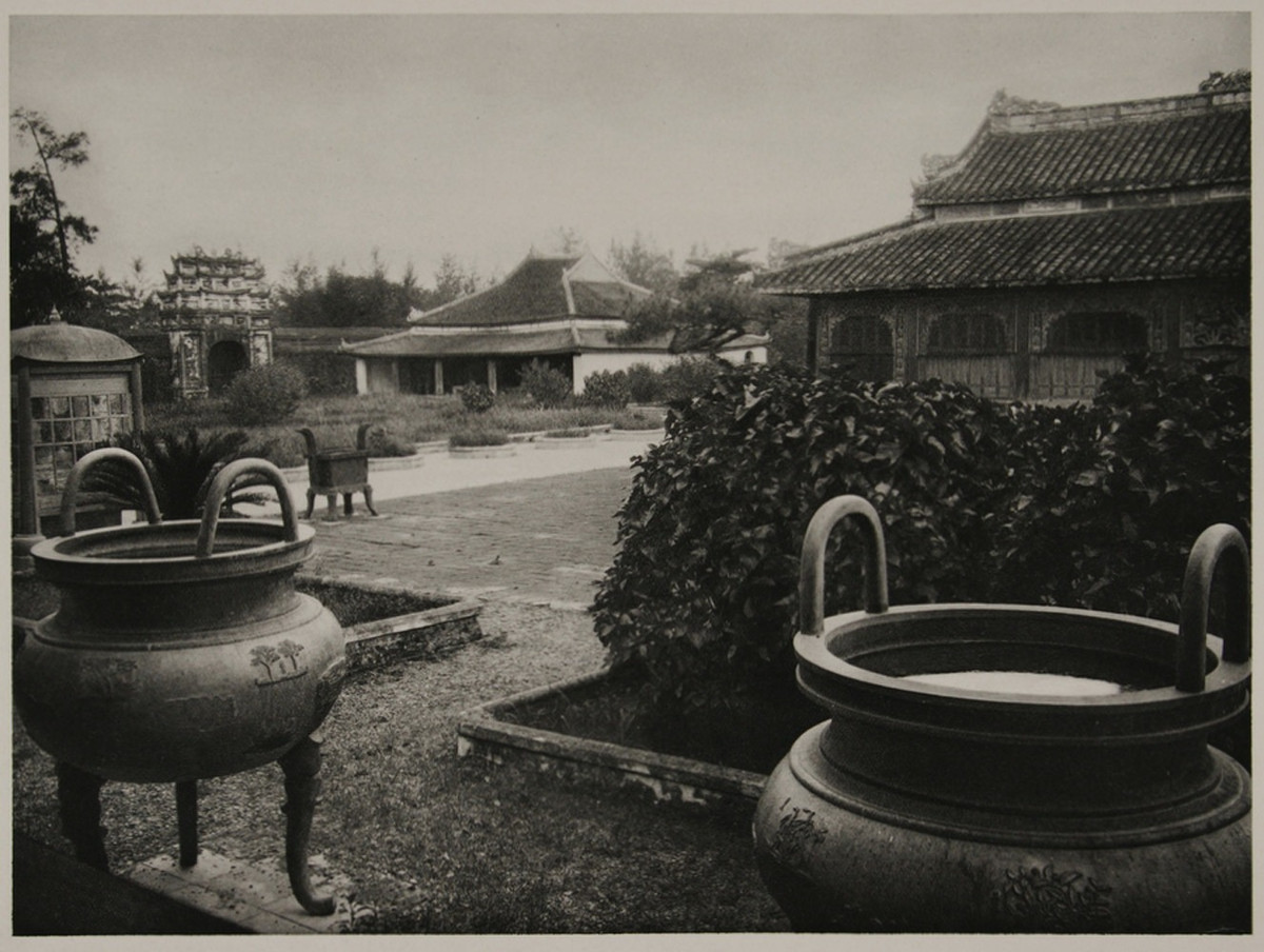 Cửu đỉnh nhà Nguyễn trước sân Thế Miếu ở Hoàng thành Huế.