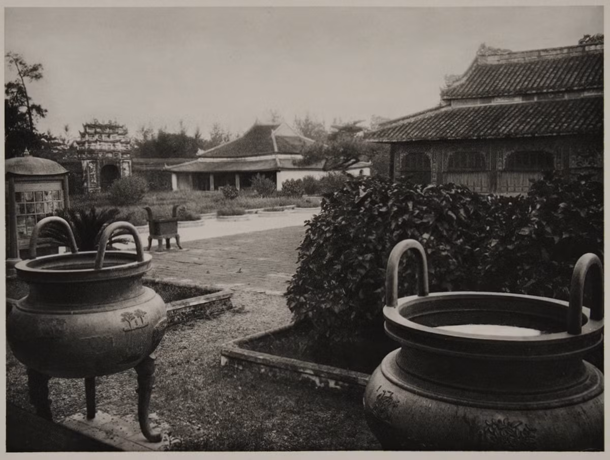 Cửu đỉnh nhà Nguyễn trước sân Thế Miếu ở Hoàng thành Huế.