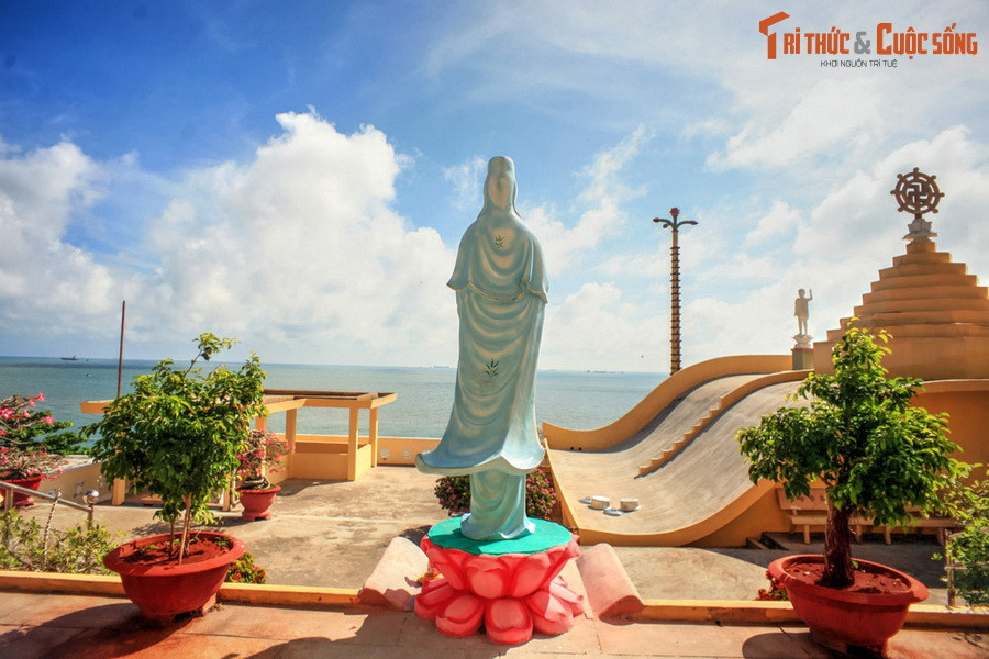 2. Niết Bàn Tịnh Xá là một ngôi chùa nằm bên triền núi Nhỏ, hướng về bờ biển phía Tây của thành phố Vũng Tàu. Chùa được Thượng tọa Thích Thiện Tuệ cho xây từ năm 1969 đến năm 1974 bằng tiền quyên góp của Phật tử.