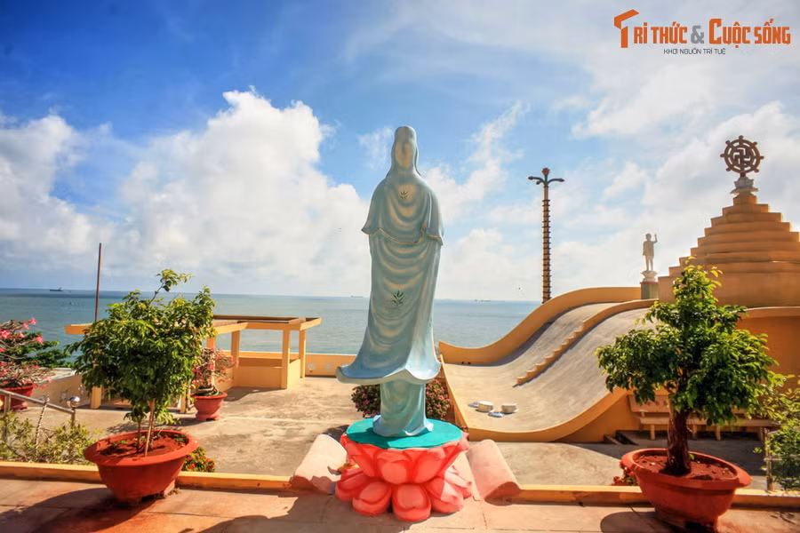 2. Niết Bàn Tịnh Xá là một ngôi chùa nằm bên triền núi Nhỏ, hướng về bờ biển phía Tây của thành phố Vũng Tàu. Chùa được Thượng tọa Thích Thiện Tuệ cho xây từ năm 1969 đến năm 1974 bằng tiền quyên góp của Phật tử.