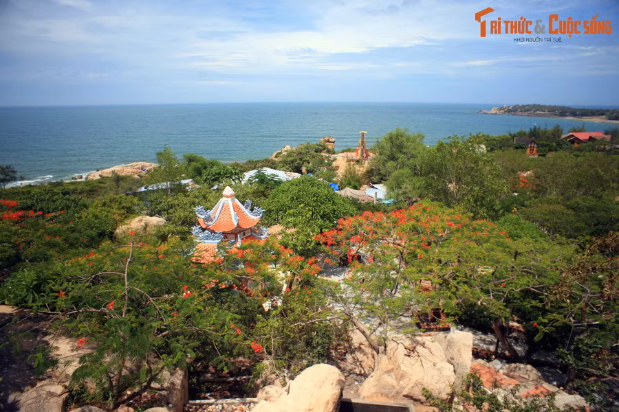 3. Tọa lạc ở cạnh vùng biển Cổ Thạch, huyện Tuy Phong, tỉnh Bình Thuận, chùa Cổ Thạch (còn gọi chùa Đá Cổ, hay chùa Hang Bình Thuận) được khai sơn năm 1813, là một điểm hành hương và tham quan nổi tiếng của khu vực Nam Trung Bộ.