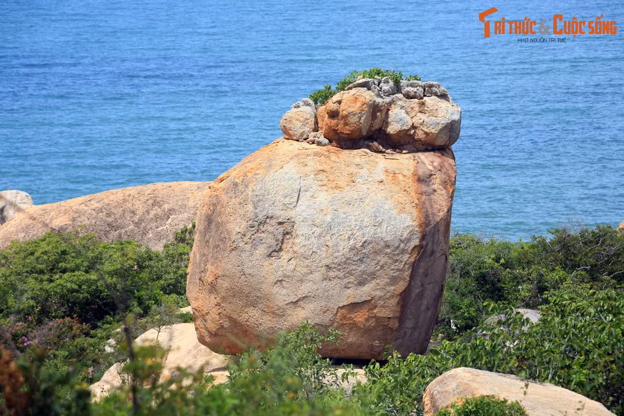 Trong khuôn viên chùa có một đỉnh núi gọi là đỉnh Linh Thứu, dựa theo tên gọi một đỉnh núi thiêng trong điển tích Phật giáo. Từ đỉnh Linh Thứu có thể quan sát cảnh quan thiên nhiên ngoạn mục của vùng biển Cổ Thạch.