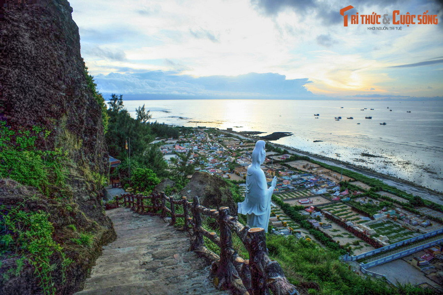 Từ chân núi, phải vượt qua hơn 100 bậc thang để đến các điện thờ của chùa, nằm trong hang ở lưng chừng núi. Từ khu vực điện thờ, có thể phóng tầm mắt quan sát khung cảnh đẹp mê hồn của một góc biển đảo Lý Sơn.