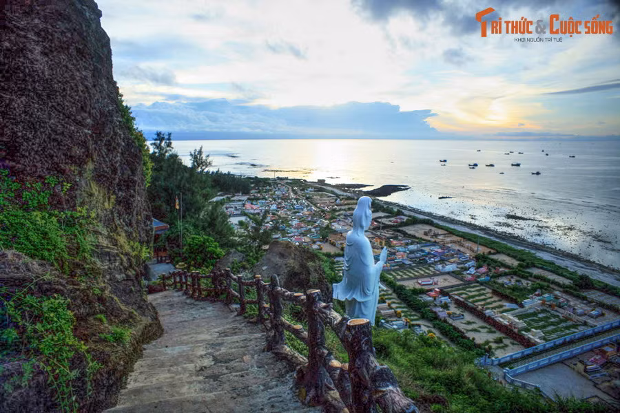 Từ chân núi, phải vượt qua hơn 100 bậc thang để đến các điện thờ của chùa, nằm trong hang ở lưng chừng núi. Từ khu vực điện thờ, có thể phóng tầm mắt quan sát khung cảnh đẹp mê hồn của một góc biển đảo Lý Sơn.