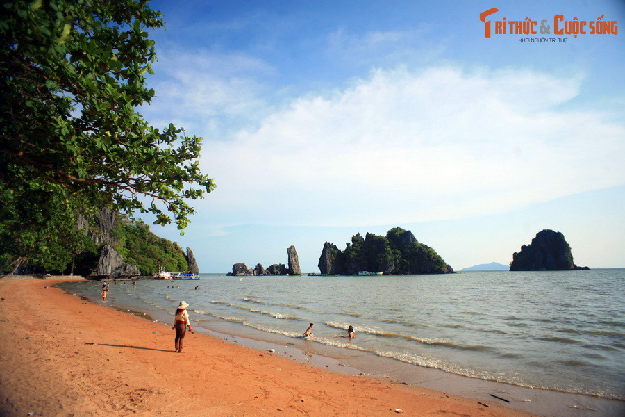 Từ chính điện của chùa đi về phía cổng sau, du khách sẽ bất ngờ khi một khoảng không gian khoáng đạt hiện ra với khung cảnh Bãi Dương thơ mộng cùng các núi đá kỳ vĩ nhấp nhô trên mặt biển.