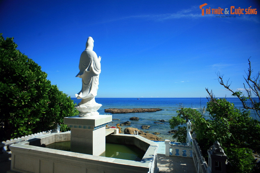 Sân trước chùa hướng thẳng ra những ghềnh đá nham thạch nhấp nhô trên mặt nước biển trong vắt và các vách đá dựng đứng của núi Thới Lới. Đây là địa điểm lý tưởng để cảm nhận khung cảnh thiên nhiên hùng vĩ đặc trưng của đảo Lý Sơn.