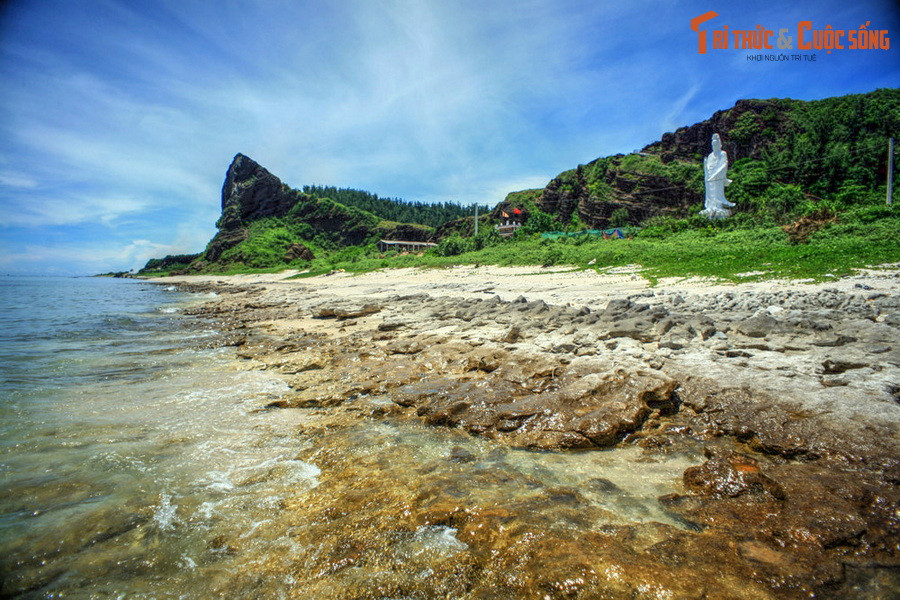 7. Nằm bên bờ biển phía Tây Bắc của đảo Lý Sơn có một danh thắng tuyệt đẹp, được ví như chốn bồng lai tiên cảnh của hòn đảo này, đó là ngọn núi lửa Giếng Tiền. Trên núi có chùa Đỉnh Liêm hay còn gọi là chùa Đục, hình thành từ thập niên 1960.