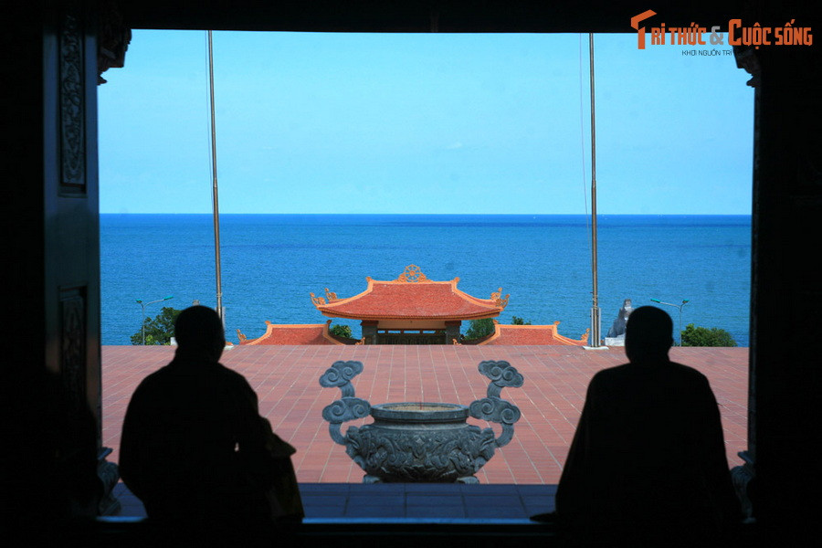 Từ chính điện của chùa Hộ Quốc có thể ngắm nhìn khoảng không gian bao la của biển trời Phú Quốc, đem lại cảm giác thư thái cho những người viếng chùa.