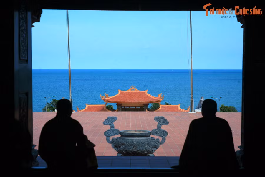 Từ chính điện của chùa Hộ Quốc có thể ngắm nhìn khoảng không gian bao la của biển trời Phú Quốc, đem lại cảm giác thư thái cho những người viếng chùa.