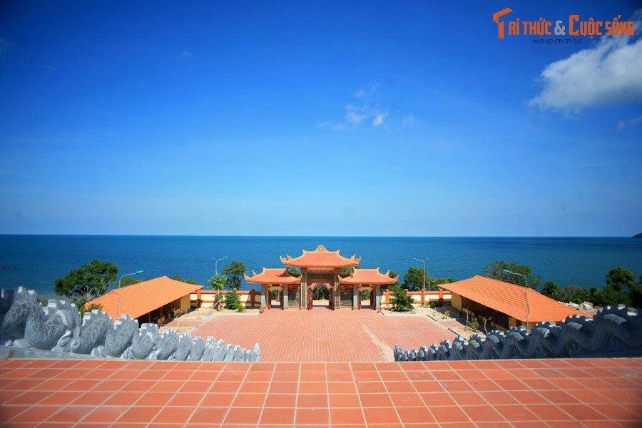 4. Khánh thành năm 2012, thiền viện Trúc Lâm Hộ Quốc tọa lạc ở phía cuối của một con đường uốn khúc qua các triền núi, thuộc địa phận xã Dương Tơ của đảo ngọc Phú Quốc. Đây là một trong những ngôi chùa có quy mô lớn nhất miền Tây Nam Bộ