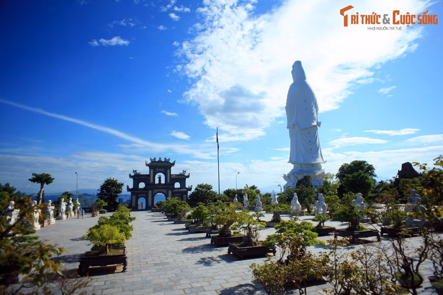 Điểm nhấn của chùa Linh Ứng - Bãi Bụt là tượng Quán Thế Âm cao 67 mét. Tượng đứng tựa lưng vào núi mặt hướng ra biển, một tay bắt ấn tam muội, tay kia cầm bình nước cam lồ như rưới an bình cho những ngư dân đang vươn khơi xa...