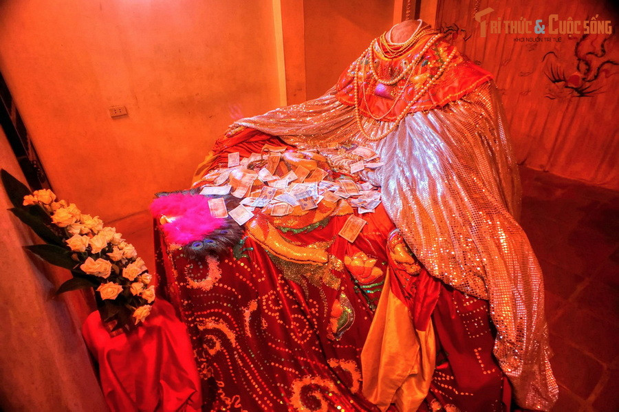 Hậu cung của am là nơi thờ một phiến đá có hình dáng của một người cụt đầu ngồi theo thế xếp bằng, hai tay đặt song song và bàn tay đặt lên đầu gối, tương truyền là di thể không đầu của nàng Mỵ Châu.