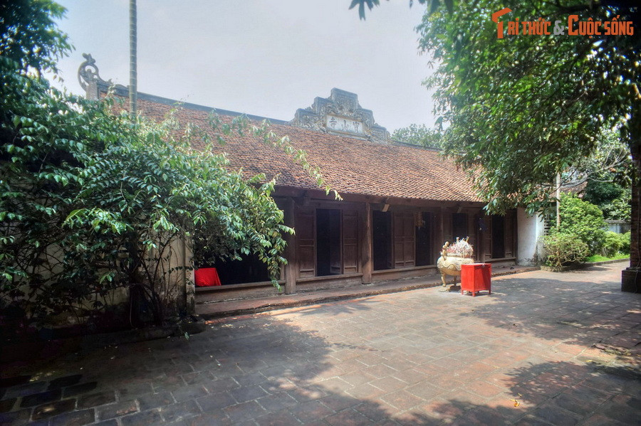 Sau đình Cổ Loa có chùa Bảo Sơn, còn gọi là chùa Cổ Loa, một ngôi chùa có lịch sử nhiều thế kỷ. Các công trình chính của chùa gồm chính điện, hậu cung, hành lang và nhà Mẫu.