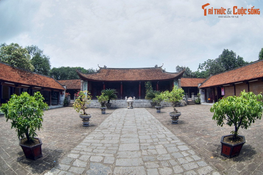 Các công trình chính của đền là tam quan, nhà tiền đường, thượng điện, nhà bia và hai chiếc giếng cổ. Các đường nét kiến trúc của đền toát lên nét rêu phong, cổ kính.