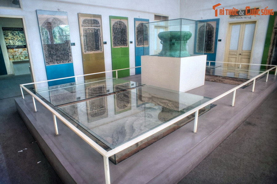 Bên cạnh các di tích lịch sử, một địa điểm không thể bỏ qua ở thành Cổ Loa là Nhà trưng bày cổ vật Cổ Loa. Công trình này nằm đối diện với đền Cao Lỗ.