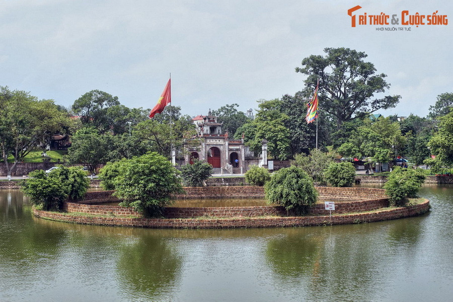 Phía trước đền Cổ Loa có một hồ hình bán nguyệt, giữa đắp bờ tròn tạo thành giếng Ngọc. Tương truyền, đây là nơi Trọng Thủy tự tử sau khi phản bội Mỵ Châu.