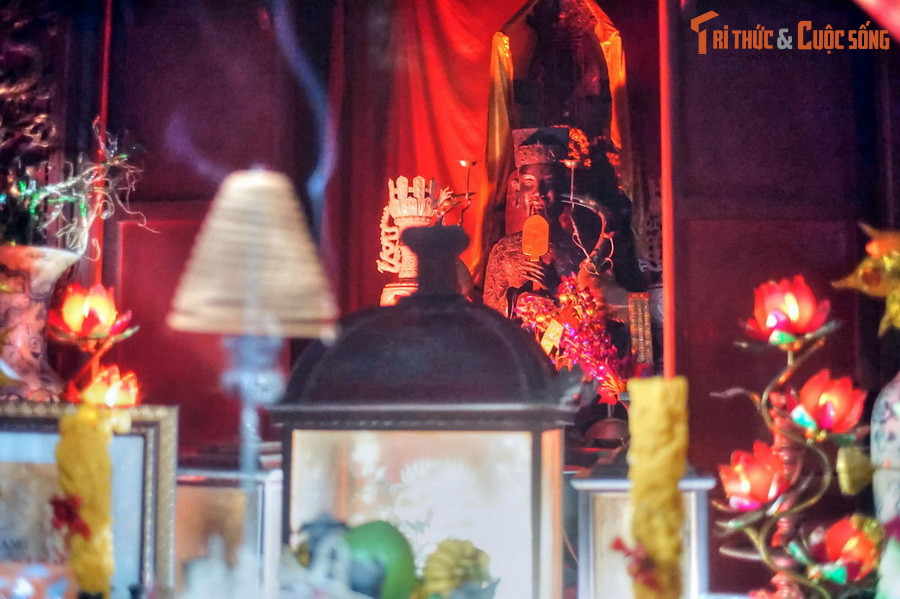 Trong cùng của thượng điện đền Cổ Loa là hậu cung, nơi có một khám lớn bằng gỗ đặt ban thờ vua An Dương Vương. Trên ban thờ đặt tượng vua An Dương Vương bằng đồng được đúc năm 1897, nặng 255kg.