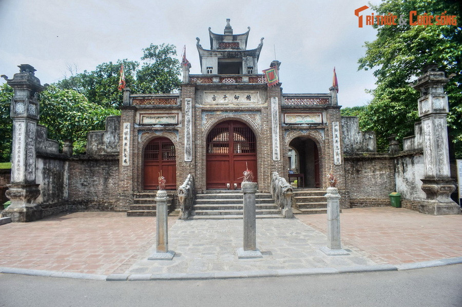 Ở thành nội có đền thờ vua An Dương Vương hay còn gọi là đền Cổ Loa, tương truyền được xây trên nền nội cung của vua An Dương Vương ngày trước. Chưa rõ đền được xây từ bao giờ, chỉ biết công trình đã được sửa chữa lại vào các năm 1687, 1893 và gần đây đã được đại trùng tu.