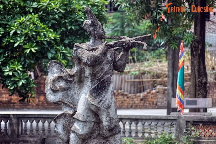 Theo sử sách, tướng Cao Lỗ là người sáng tạo ra nỏ liên châu bắn nhiều mũi tên cùng lúc. Ông cũng là người chỉ huy xây dựng thành Cổ Loa lịch sử.