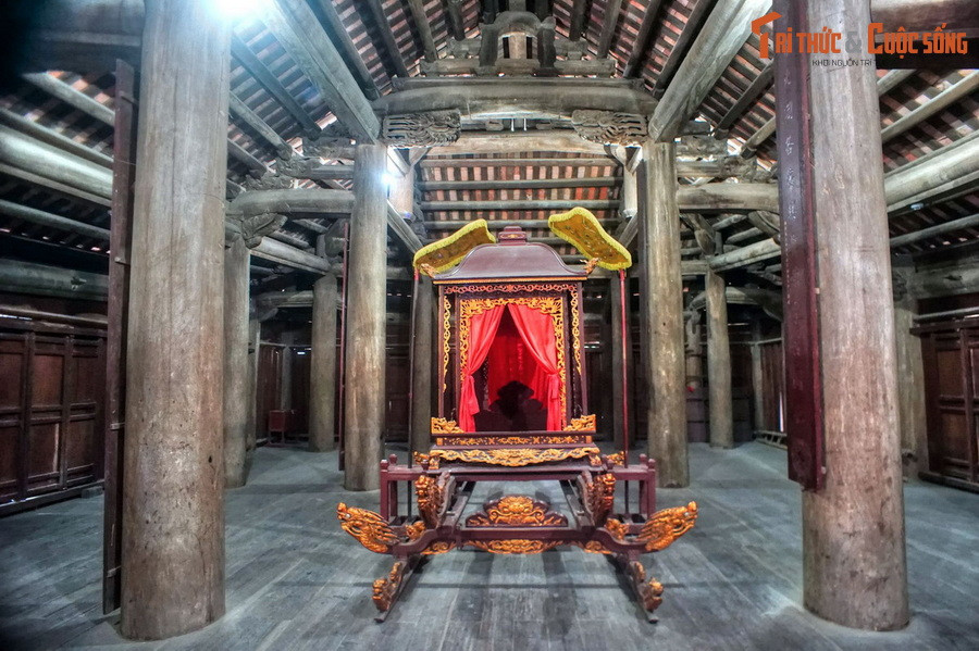 Tòa đình được chống đỡ bằng 6 hàng chân cột, các bộ vì nóc được kết cấu theo kiểu “giá chiêng, chồng rường” với quy mô bề thế.