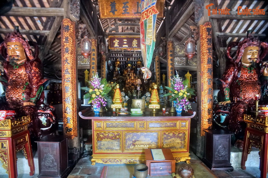 Chùa còn giữ được nhiều cổ vật giá trị như những bức cốn tứ linh thế kỷ 19, 134 pho tượng, 5 tấm bia đá từ thế kỷ 17 đến thế kỷ 19, hai đại hồng chung đúc vào năm 1803, một khánh đồng và nhiều pháp khí có giá trị khác.