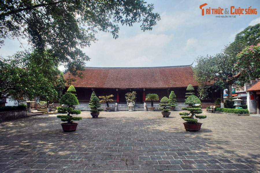 Đình có bố cục mặt bằng nền hình chữ “Đinh”, gồm đại đình và hậu cung, nằm trong một khuôn viên rộng rãi. Đại đình gồm gian, hai chái, kết cấu khung gỗ, mái lợp ngói mũi hài, với bốn góc đao cong vút.