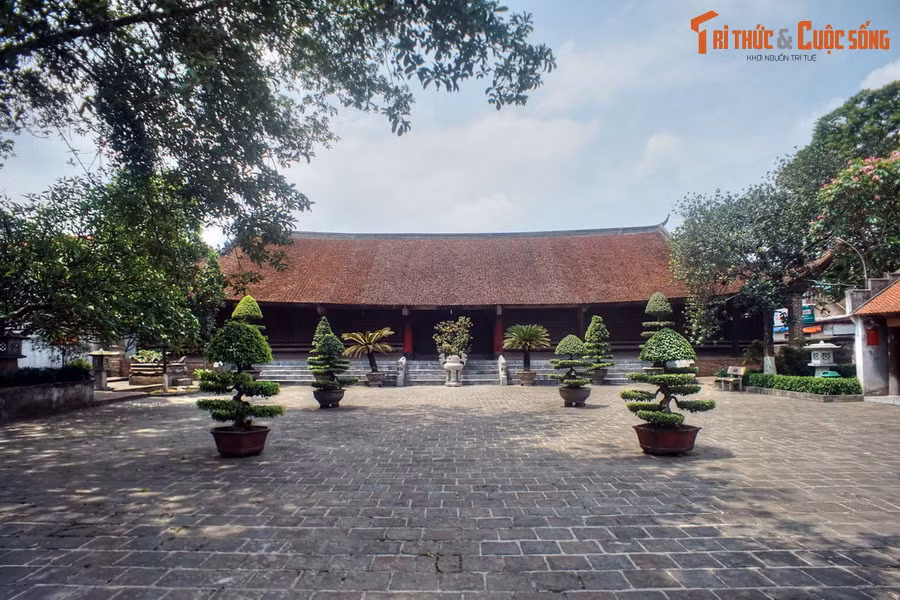 Đình có bố cục mặt bằng nền hình chữ “Đinh”, gồm đại đình và hậu cung, nằm trong một khuôn viên rộng rãi. Đại đình gồm gian, hai chái, kết cấu khung gỗ, mái lợp ngói mũi hài, với bốn góc đao cong vút.