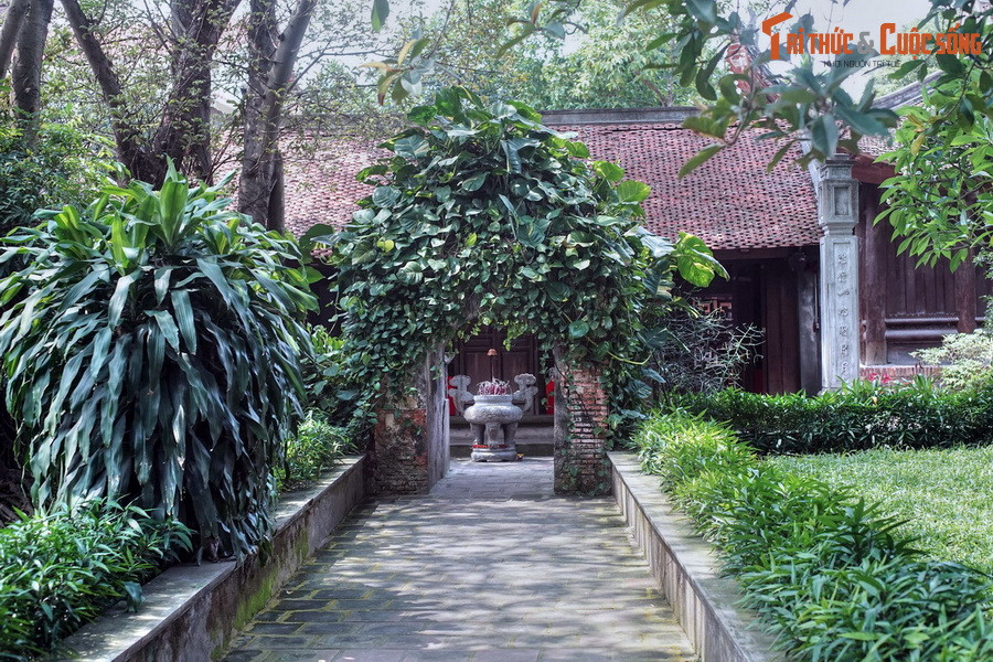 Bên trái đình Cổ Loa là am Mỵ Châu, nơi thờ nàng Mỵ Châu, vị công chúa bị vua An Dương Vương chém đầu vì tội phản bội trong truyền thuyết xa xưa. Am có mặt bằng kiến trúc được bố cục theo dạng “tiền Nhất, hậu Đinh”, gồm các tòa tiền tế, trung đường và hậu cung.