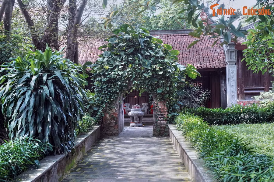 Bên trái đình Cổ Loa là am Mỵ Châu, nơi thờ nàng Mỵ Châu, vị công chúa bị vua An Dương Vương chém đầu vì tội phản bội trong truyền thuyết xa xưa. Am có mặt bằng kiến trúc được bố cục theo dạng “tiền Nhất, hậu Đinh”, gồm các tòa tiền tế, trung đường và hậu cung.