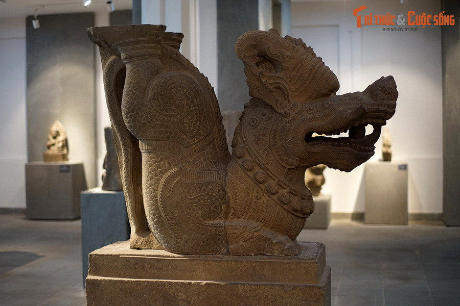 3. Bảo tàng Nghệ thuật điêu khắc Chăm Đà Nẵng là nơi đang lưu giữ một bức tượng rồng hiếm có và hết sức độc đáo của vương quốc Champa cổ. Tượng này cao khoảng 1 mét, có từ thế kỷ 12, làm từ đá sa thạch, được phát hiện tại di chỉ tháp Mẫm, Bình Định năm 1934-1935.