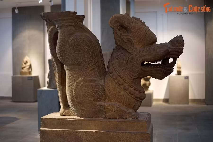 3. Bảo tàng Nghệ thuật điêu khắc Chăm Đà Nẵng là nơi đang lưu giữ một bức tượng rồng hiếm có và hết sức độc đáo của vương quốc Champa cổ. Tượng này cao khoảng 1 mét, có từ thế kỷ 12, làm từ đá sa thạch, được phát hiện tại di chỉ tháp Mẫm, Bình Định năm 1934-1935.