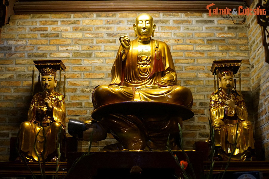 Bức tượng thể hiện hình ảnh một vị vua quỳ sát đất, lưng là nơi an tọa của một nhà tu hành tay kết ấn, vẻ mặt từ bi, thoát tục. Tổng thể pho tượng “Phật ngồi trên lưng vua” cao hơn 3 m là một bức tượng kép gồm 2 phần được khớp vào nhau một cách khéo léo.