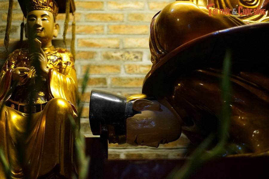 Trước pháp nạn này, ông trở lại kinh thành Thăng Long tìm cách giáo hóa vua Lê Hy Tông. Sự thành tâm cùng lý lẽ của vị thiền sư đã đã làm nhà vua tỉnh ngộ. Để thể hiện sự hối lỗi, vua cho tạc bức tượng có hình vua phủ phục dưới đất, cõng trên lưng vị thiền sư đắc đạo.