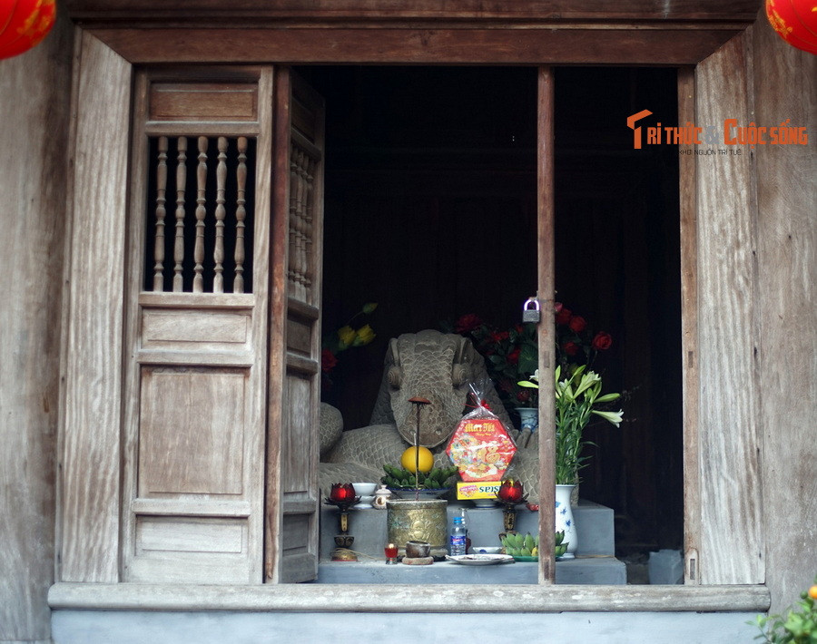 2. Đền thờ Lê Văn Thịnh ở xã Đông Cứu, huyện Gia Bình, tỉnh Bắc Ninh là nơi đang lưu giữ một Bảo vật quốc gia của Việt Nam. Đó là một bức tượng được gọi là rồng đá hoặc xà thần, có tạo hình rất đặc biệt, được tìm thấy trong quá trình tu sửa đền năm 1991.