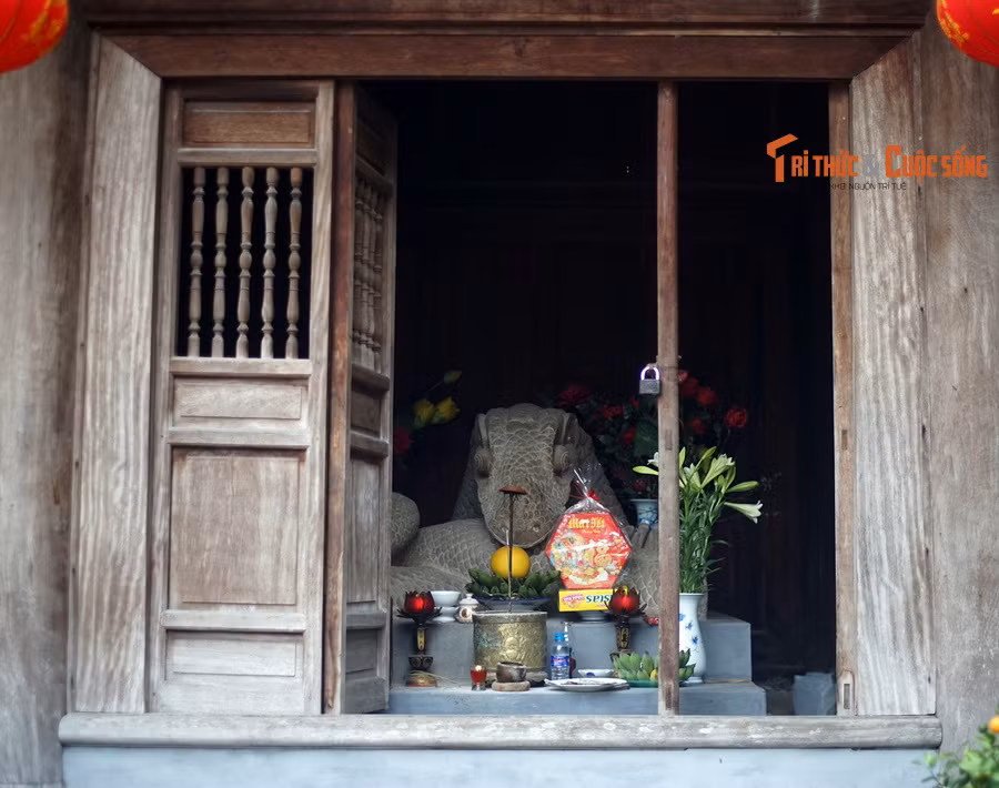 2. Đền thờ Lê Văn Thịnh ở xã Đông Cứu, huyện Gia Bình, tỉnh Bắc Ninh là nơi đang lưu giữ một Bảo vật quốc gia của Việt Nam. Đó là một bức tượng được gọi là rồng đá hoặc xà thần, có tạo hình rất đặc biệt, được tìm thấy trong quá trình tu sửa đền năm 1991.