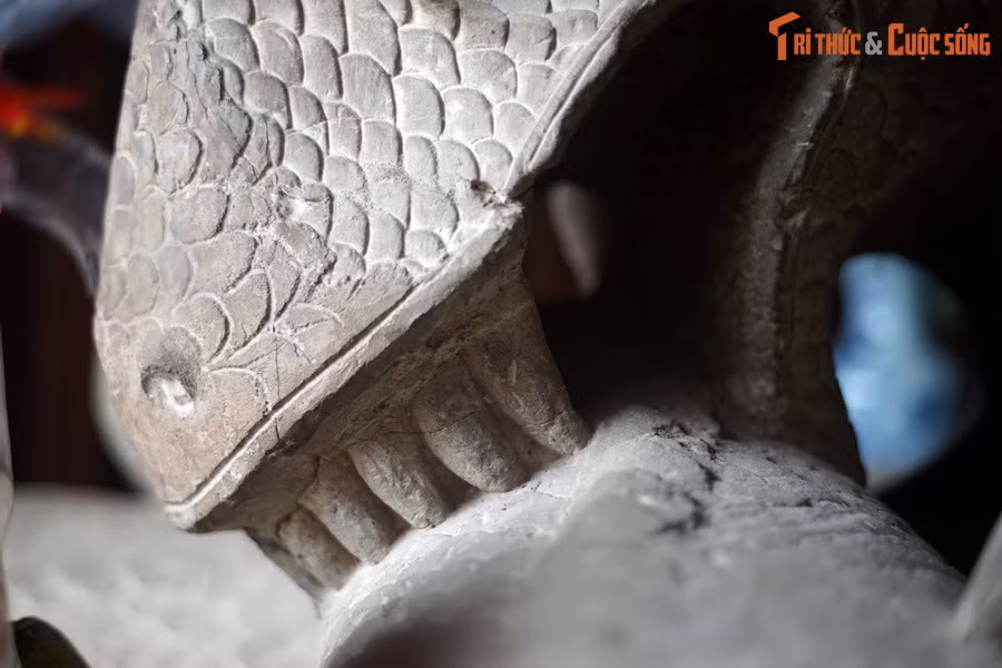 Có ý kiến cho rằng tượng là hiện thân của Thái sư Lê Văn Thịnh, do người đời tạc sau khi ông mất để thể hiện nỗi đau và sự phẫn nộ xuyên thế kỷ khi ông bị vu oan “hóa hổ giết vua”.