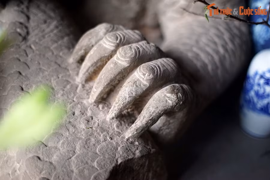 Tư thế “miệng cắn thân, chân xé mình” được đánh giá là hết sức kỳ lạ, như ẩn chứa tâm trạng đau đớn, bi thương, phẫn uất đến cùng cực. Trong suốt chiều dài của nền điêu khắc cổ Việt Nam và khu vực Đông Nam Á không có bức tượng nào như vậy.