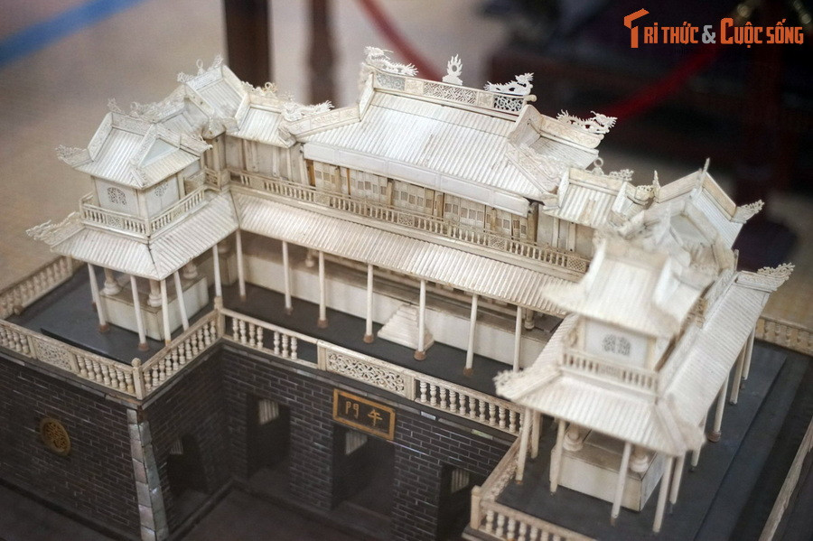 Phần nền đài phía mô hình dưới có tường làm bằng gỗ cẩn xà cừ, các ô cửa làm bằng ngà. Phần lầu phía trên được làm hoàn toàn bằng ngà với hàng trăm chi tiết, được ghép vào nhau một cách chính xác.