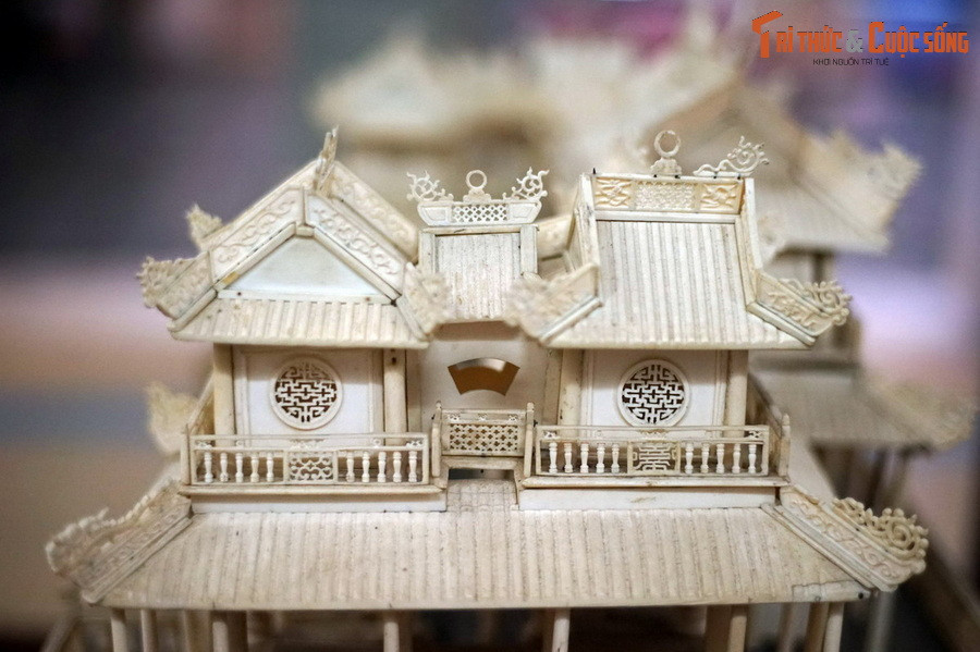 Từng chi tiết nhỏ nhất của được chạm khắc tỉ mỉ, giống với công trình nguyên mẫu nhất ở mức có thể. Độ cầu kỳ của mô hình khiến hậu thế không khỏi trầm trồ trước sự tài hoa của các nghệ nhân Việt xưa.