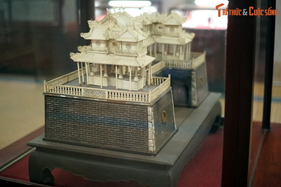 Mô hình có chiều dài khoàng 80 cm, rộng 50 cm, cao 50 cm, đặt trên một chiếc sập chân quỳ bằng gỗ, tái hiện cổng Ngọ Môn – công trình kiến trúc cổ nổi tiếng của Cố đô Huế – với độ chi tiết cao.