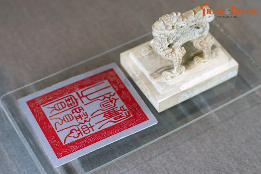 Nổi tiếng là ông vua hay chữ, lúc sinh thời, vua Tự Đức đã cho đúc nhiều chiếc ấn ngà tinh xảo, khắc những lời răn đầy ý nghĩa về quan niệm sống của bậc trí thức đương thời.