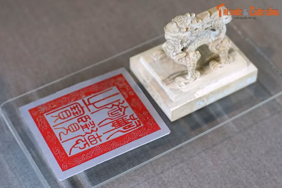 Nổi tiếng là ông vua hay chữ, lúc sinh thời, vua Tự Đức đã cho đúc nhiều chiếc ấn ngà tinh xảo, khắc những lời răn đầy ý nghĩa về quan niệm sống của bậc trí thức đương thời.