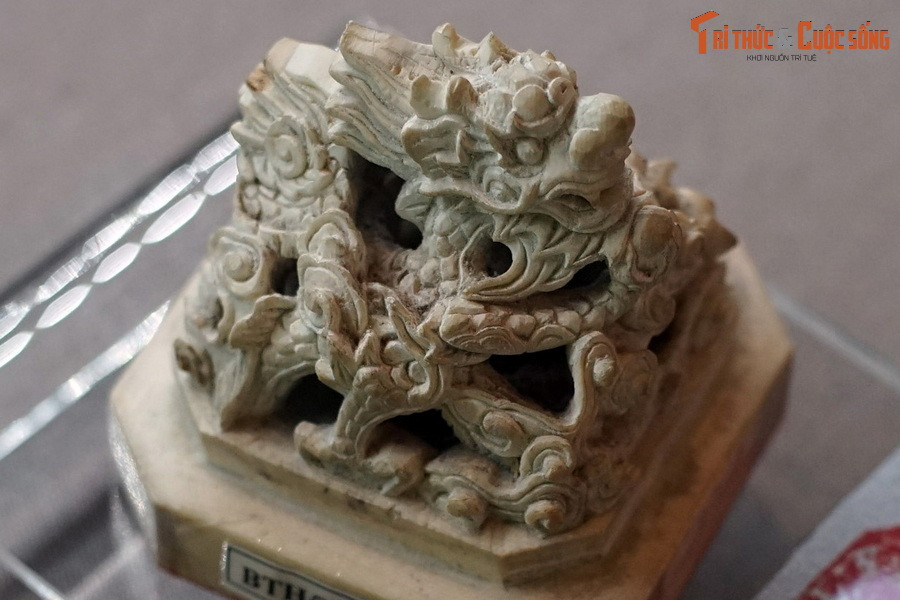 2. Được giới thiệu tại Bảo tàng Cổ vật Cung đình Huế, bộ sưu tập ấn ngà của vua Tự Đức là hiện vật quý, phản ánh một khía cạnh đặc biệt trong cuộc đời của vị vua thứ tư triều Nguyễn.