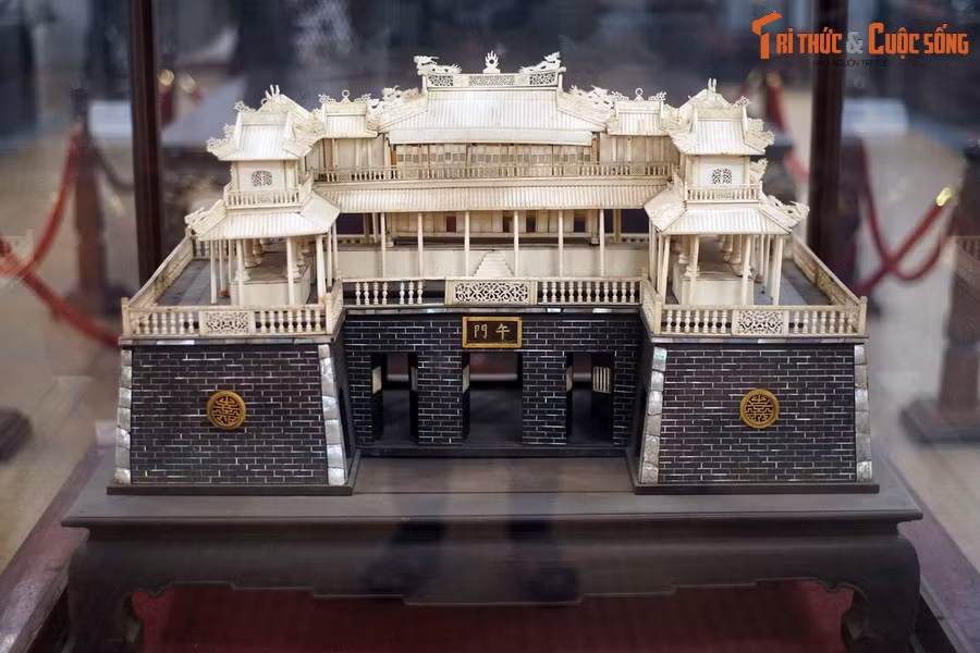 3. Được lưu giữ tại Bảo tàng Lịch sử TP HCM, mô hình Ngọ Môn bằng ngà và gỗ cẩn xà cừ là một hiện vật lịch sử đặc sắc được chế tác vào thời nhà Nguyễn.