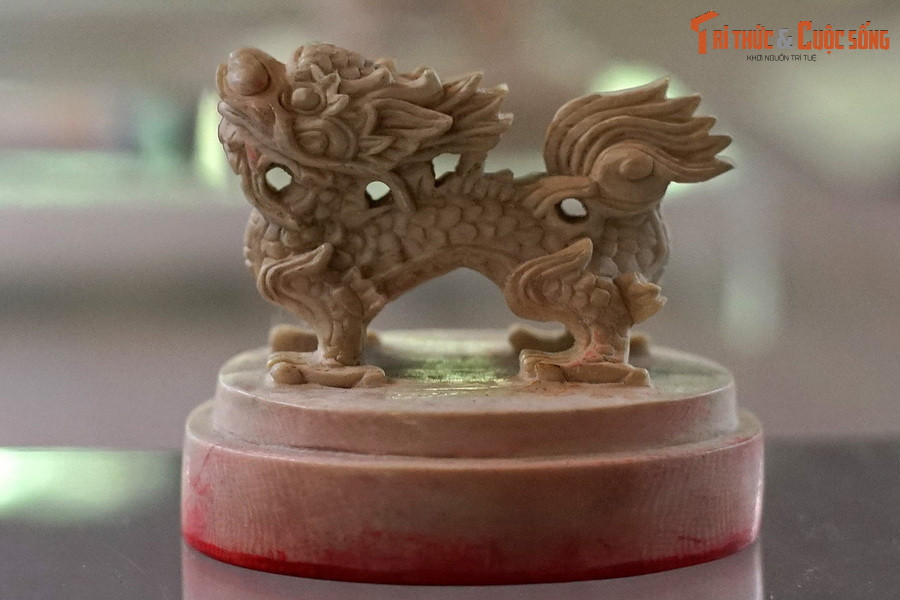 Về mặt tạo hình, những chiếc ấn ngà của vua Tự Đức đều có hình rồng trên núm được chế tác rất sống động, không chiếc nào giống chiếc nào. Đây là một bộ sưu tập ấn cổ đặc sắc và hiếm có không chỉ của Việt Nam mà còn trên toàn thế giới.