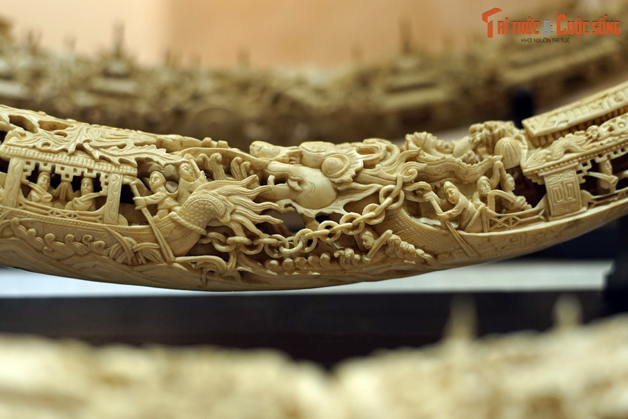 Ba chiếc ngà này có cùng một mô-típ tạo hình, thể hiện hình ảnh hai chiếc thuyền nối đuôi nhau. Những chiếc thuyền khắc trên ngà đều mang dáng dấp của con rồng lướt đi trên sóng nước. Hình tượng rồng được tạo tác rất sinh động.