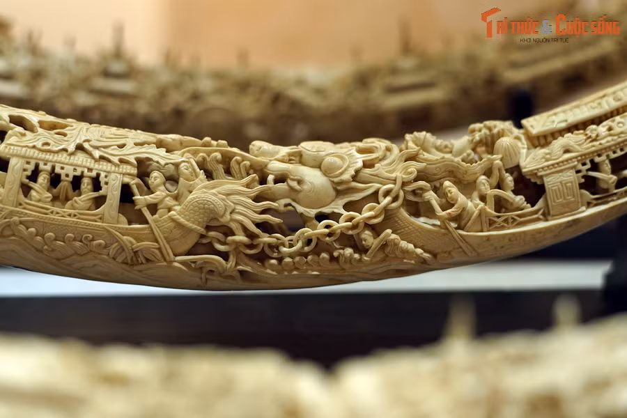 Ba chiếc ngà này có cùng một mô-típ tạo hình, thể hiện hình ảnh hai chiếc thuyền nối đuôi nhau. Những chiếc thuyền khắc trên ngà đều mang dáng dấp của con rồng lướt đi trên sóng nước. Hình tượng rồng được tạo tác rất sinh động.