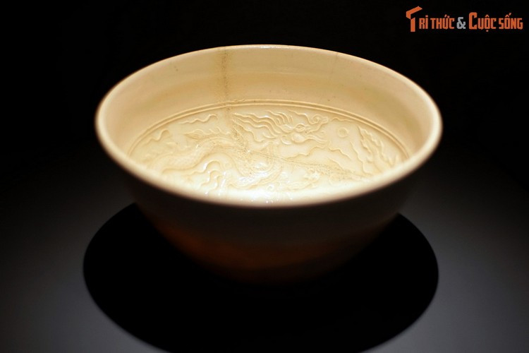 Cấu trúc, đề tài và kỹ thuật trang trí hoa văn trên hai chiếc bát giống nhau gần như hoàn toàn. Hoa văn được trang trí trong lòng bát, với đồ án chính hình rồng. Giữa lòng bát in nổi một chữ “Quan”. Đôi rồng được thể hiện trong tư thế đang bay lượn trong mây tạo thành hình vòng tròn.