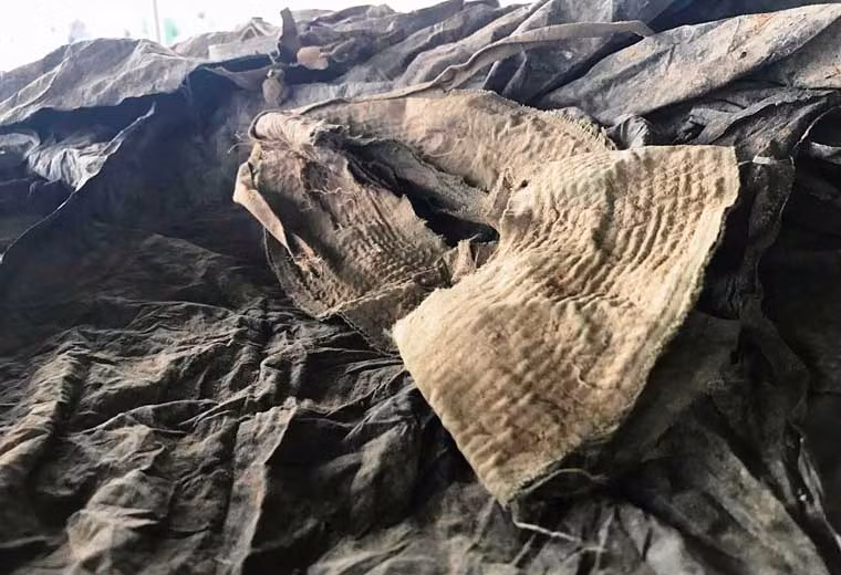 Rất nhiều di vật được tìm thấy trong quá trình tìm kiếm như vỏ đạn, mũ tai bèo, cáng cứu thương và cả những mẫu xương.